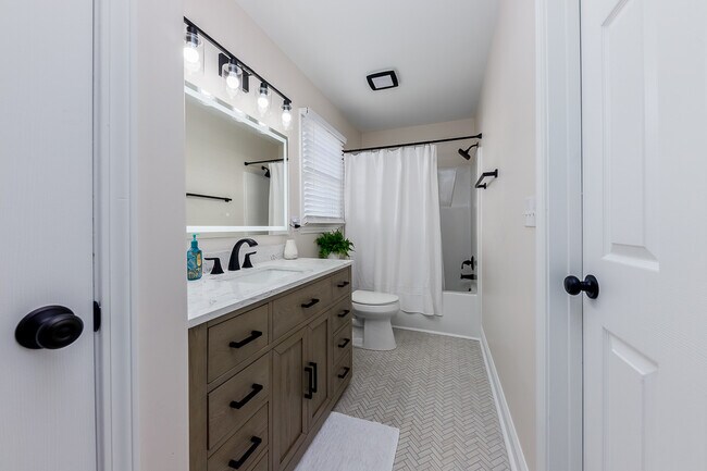 Master Bathroom: Attached to the master bedroom - 122 Sellhorn Blvd