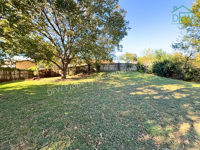 Building Photo - Spacious 3-Bedroom Home for Lease with Large Fenced Backyard in Quiet Benbrook Neighborhood
