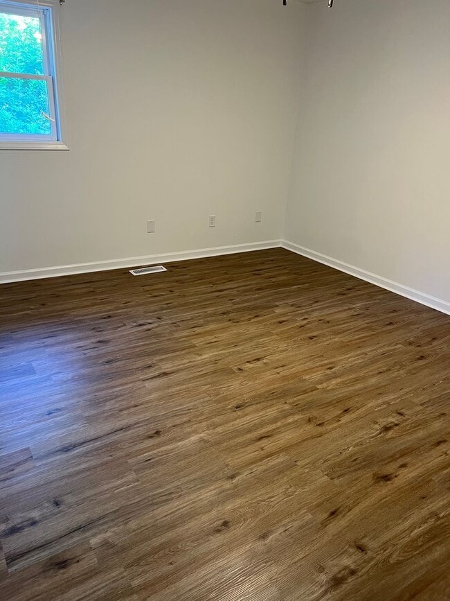 Building Photo - 3 bed / 2 bath in South Asheville