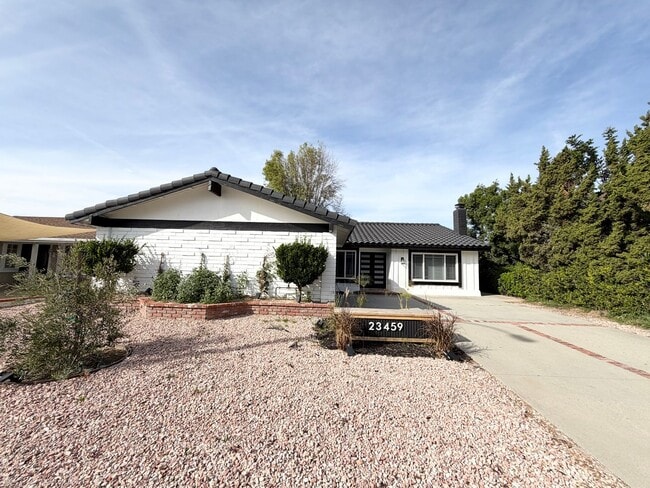 Building Photo - Beautifully Situated Home in an Established Diamond Bar Neighborhood - Utilities Included