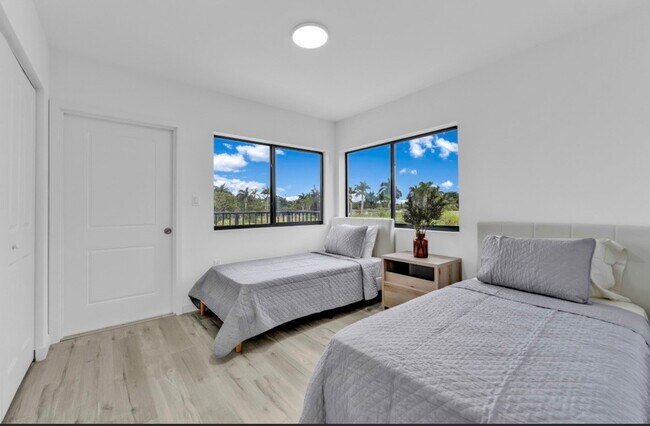 Building Photo - Northeast 160th Street, Miami, FL 33162 - 2 BR 2.5 BA townhouse