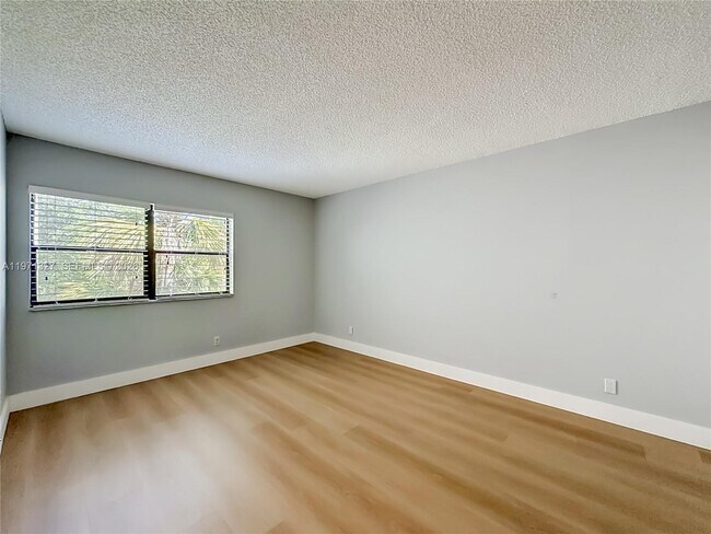 Building Photo - 210 Lakeview Dr