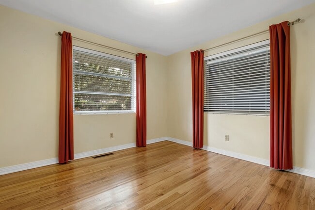 Building Photo - Stunning 3 Bedroom 2 Bathroom Mid-Century ...