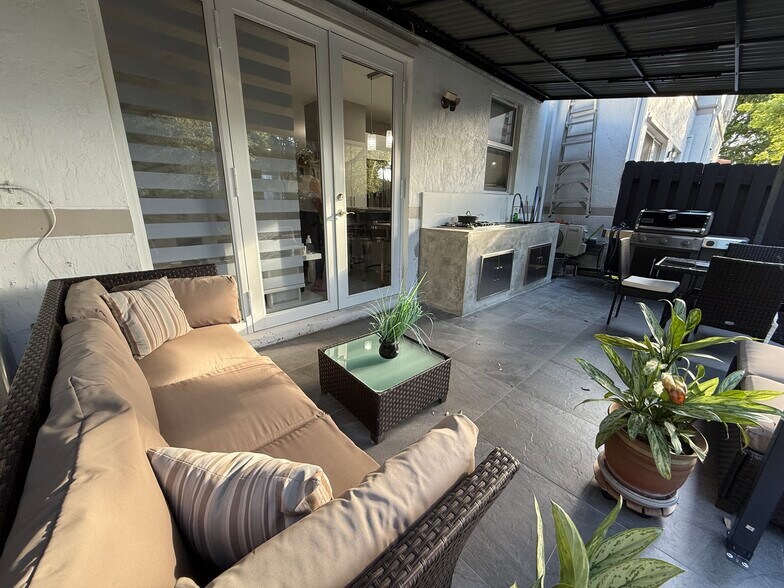 OUTDOOR PATIO - 10775 NW 81st Ln