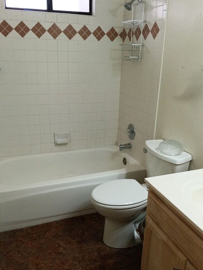 Building Photo - 3 Bedroom, 2 Bathroom Home! Schedule a Showing!