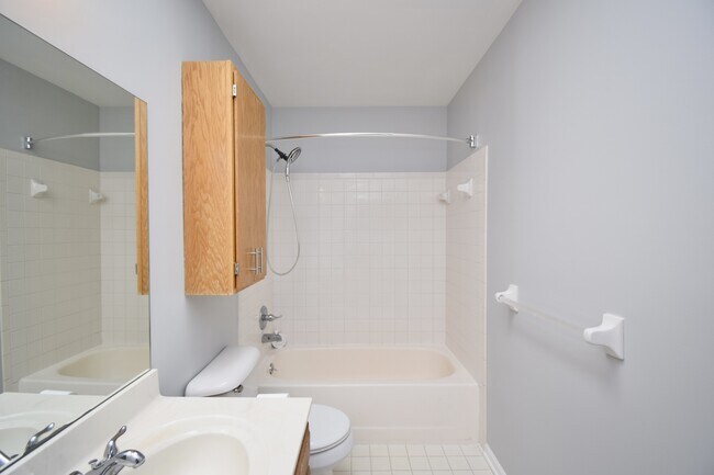 Building Photo - 647 Regent Rd