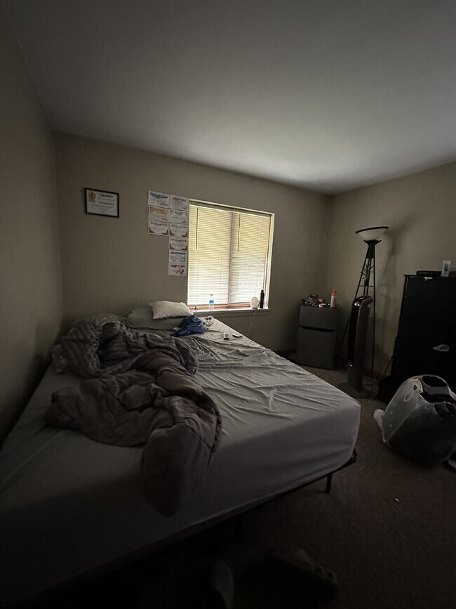 Building Photo - One Bedroom One Bath Unit in Triplex near Downtown and UWEC!