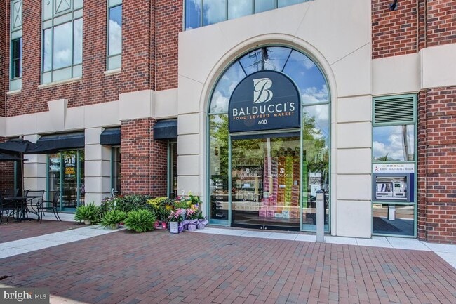 Building Photo - 1411 King St