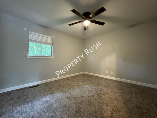 Building Photo - 806 Forest Dale Ln