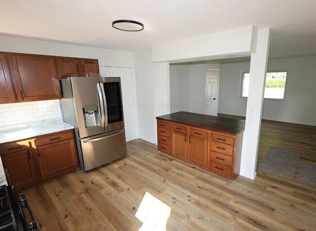 Building Photo - The Hass House | Comfortable South Bend Getaway