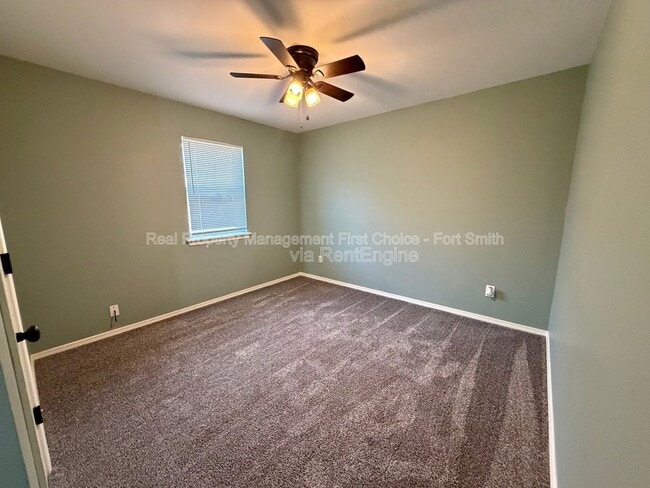 Building Photo - 904 Hillside Dr