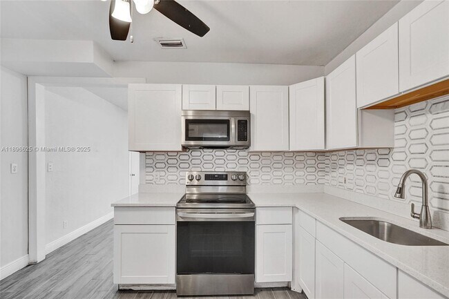 Building Photo - 119 SW 22nd Ave