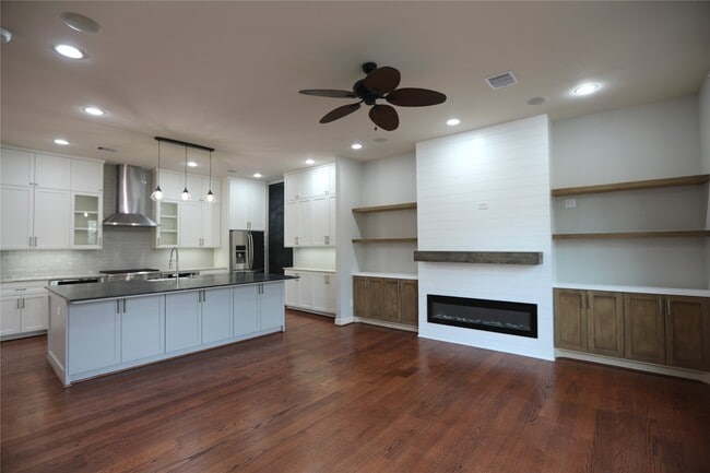 Building Photo - 4215 Lillian St