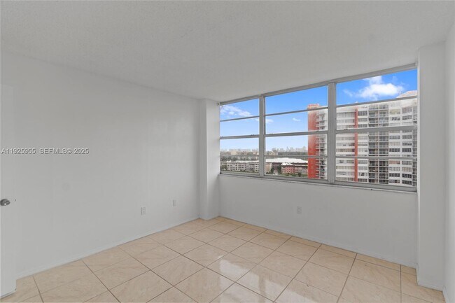 Building Photo - 1301 NE Miami Gardens Dr