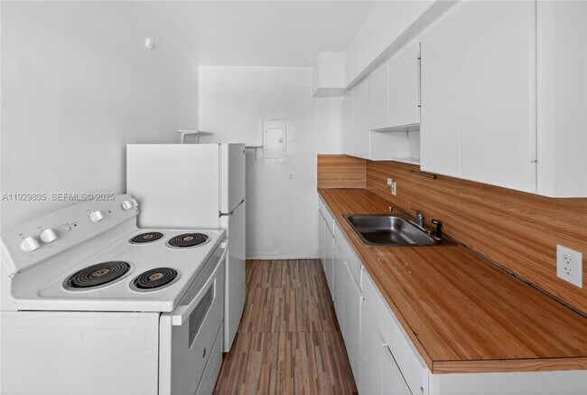 Building Photo - 160 S Shore Dr