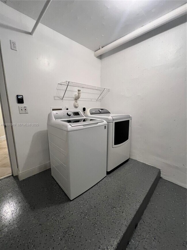 Building Photo - 2021 SE 10th Ave