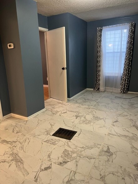 Building Photo - 2 Tracy St