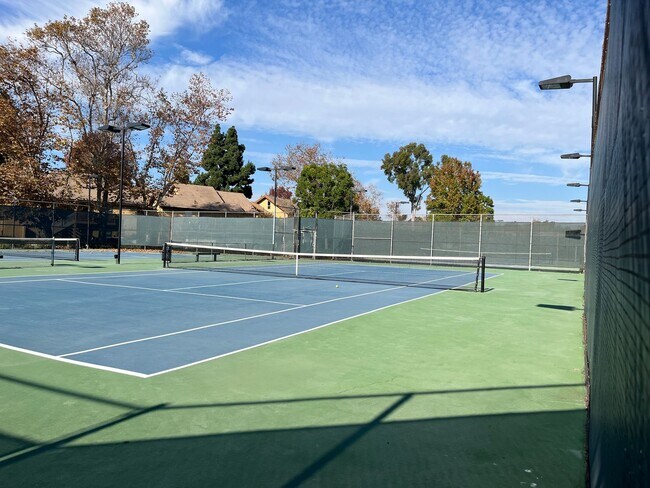 Building Photo - 2 bedroom, 1.5 bath townhouse in the heart of Irvine!