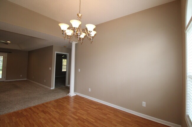 Building Photo - 2105 Hobbit Way