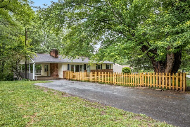 Building Photo - Royal Pines Gem with Private Fenced Yard