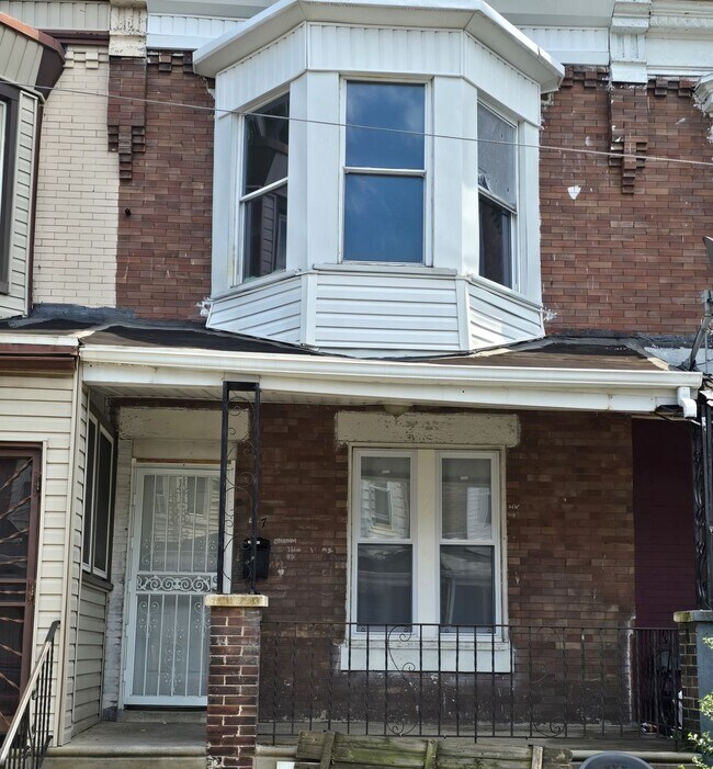 Building Photo - Newly rehabbed 3 bedroom