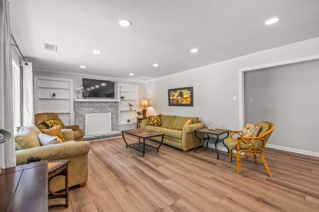 Building Photo - "Charming 3-Bedroom, 2.5-Bath Home Now Ava...