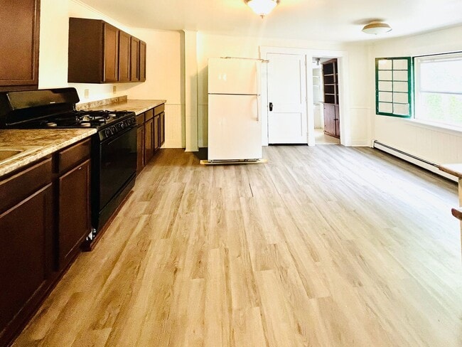 Building Photo - 5 Bedroom, 1.5 Bath Home near UVM (312 Col...