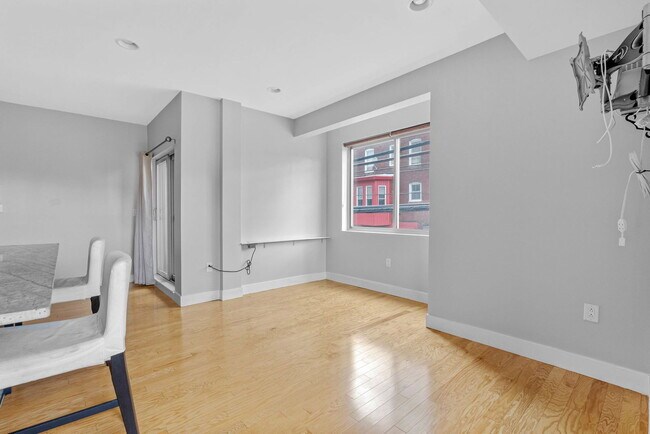 Building Photo - 900 N 16th St
