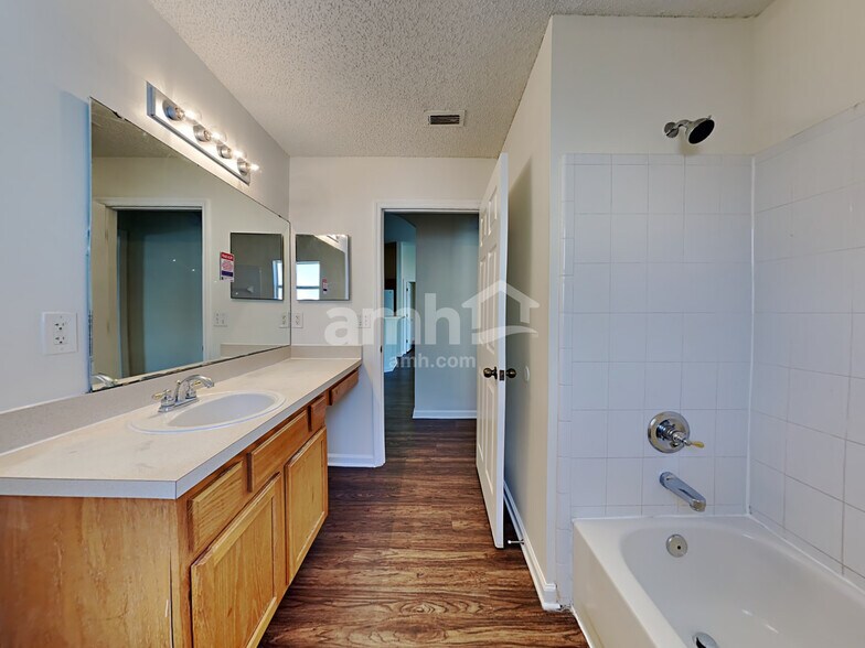Building Photo - 9311 Thunderbolt Dr