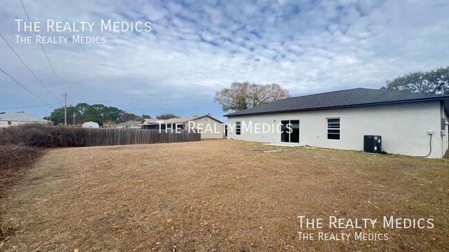 Building Photo - 1682 Waneta St SE