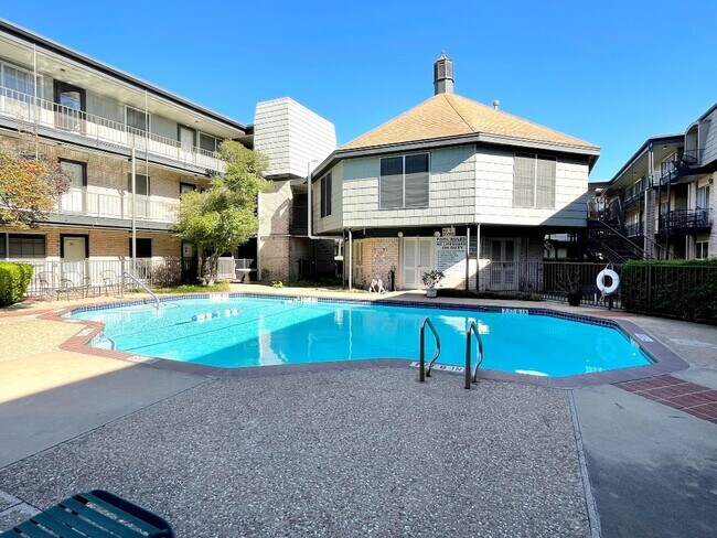 Building Photo - 2425 Ashdale Dr