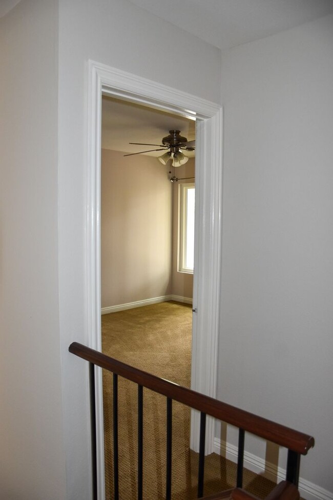 Building Photo - 3 Bedroom 2.5 Bath Hampton Court Condo Nea...