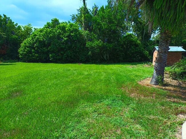 Building Photo - 471 Logan Ave