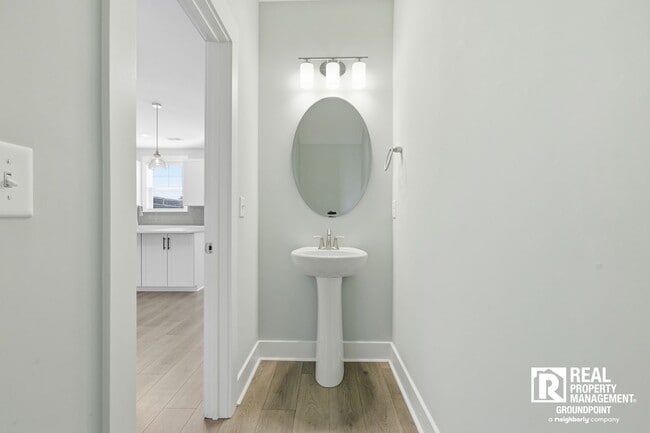 Building Photo - Oversized Kitchen + Near Park Circle Location | 2BR Townhome