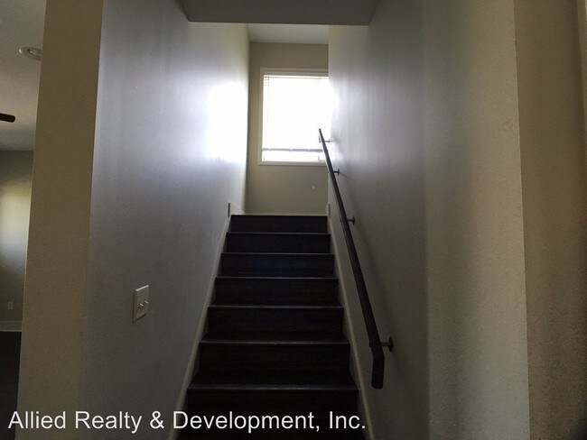 Building Photo - 1525-1585 Forest Lake Dr