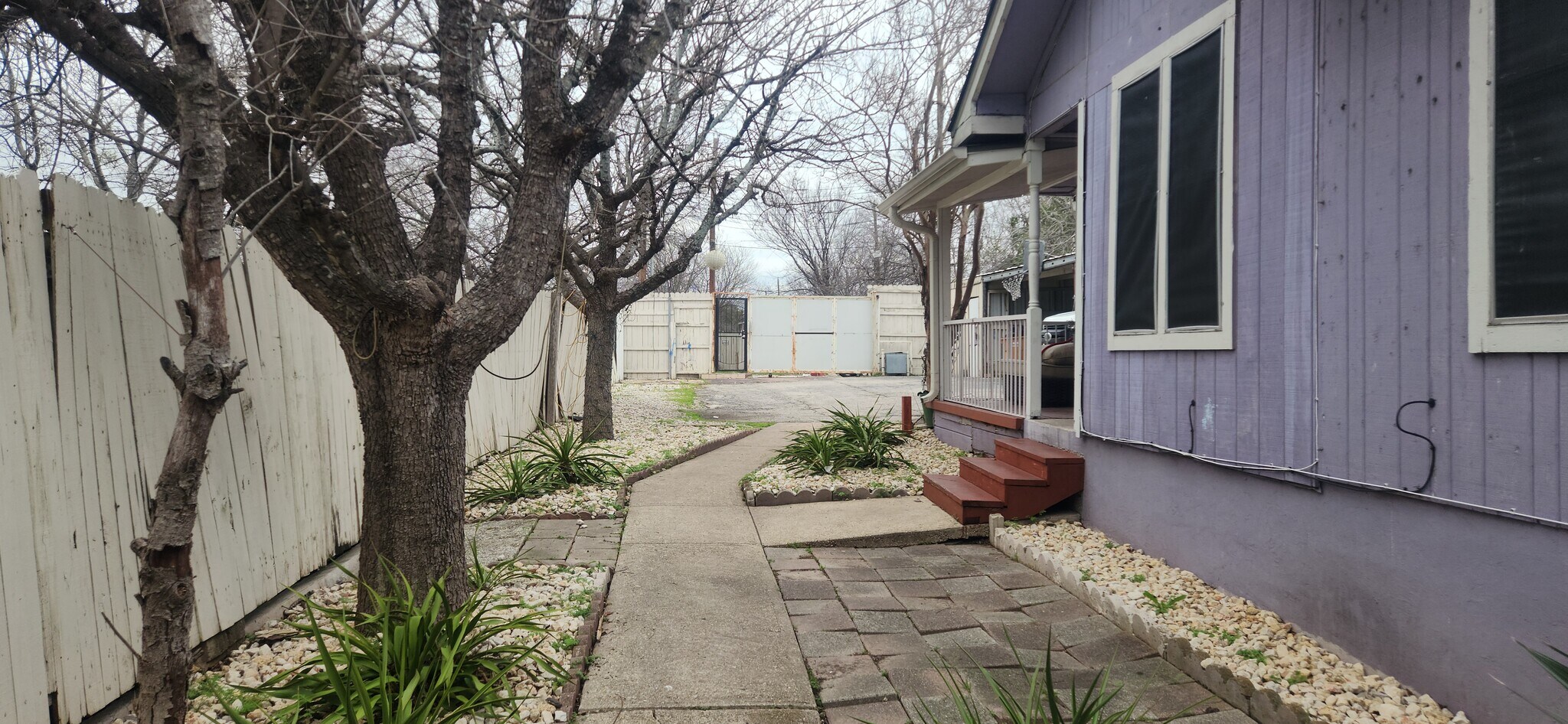 Outside - 605 E Applegate Dr