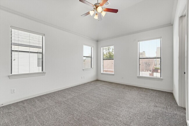 Building Photo - Awesome Two Story town home located in the heart of the city!