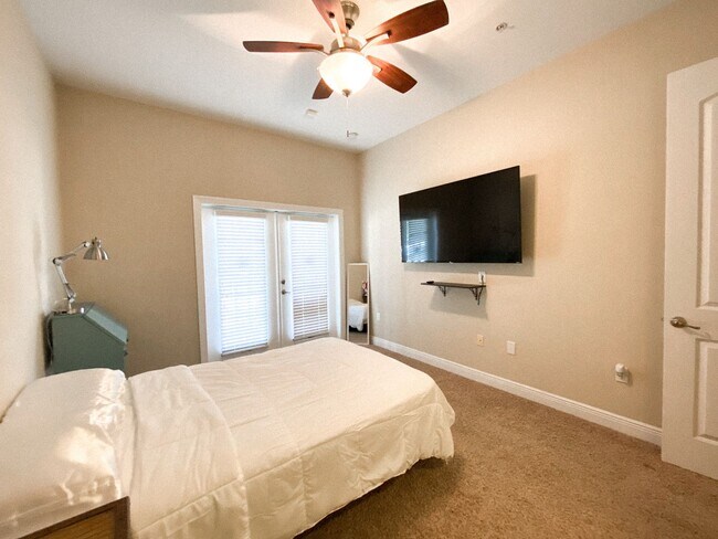 Building Photo - The Palms #102