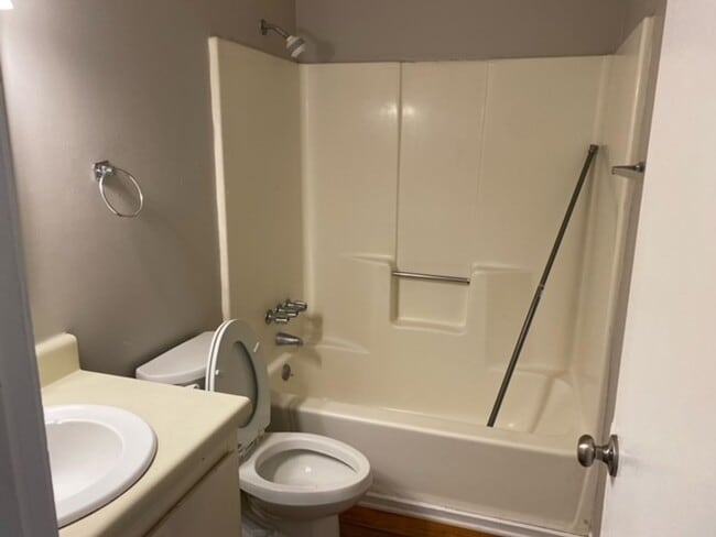 Building Photo - 2 Bedroom/1.5Bath Townhome on Bemiss