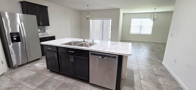 Building Photo - 242 Guinevere Dr SW