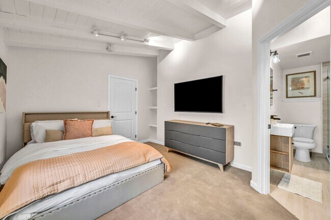 Building Photo - 574 Reno Ave