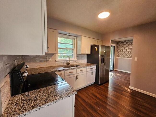 Building Photo - Spacious 3 Bedroom, 1.5 Bath House with Detached Garage