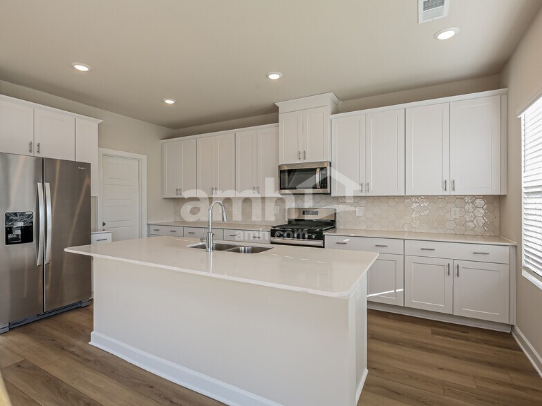 Building Photo - 806 Treeline Rd