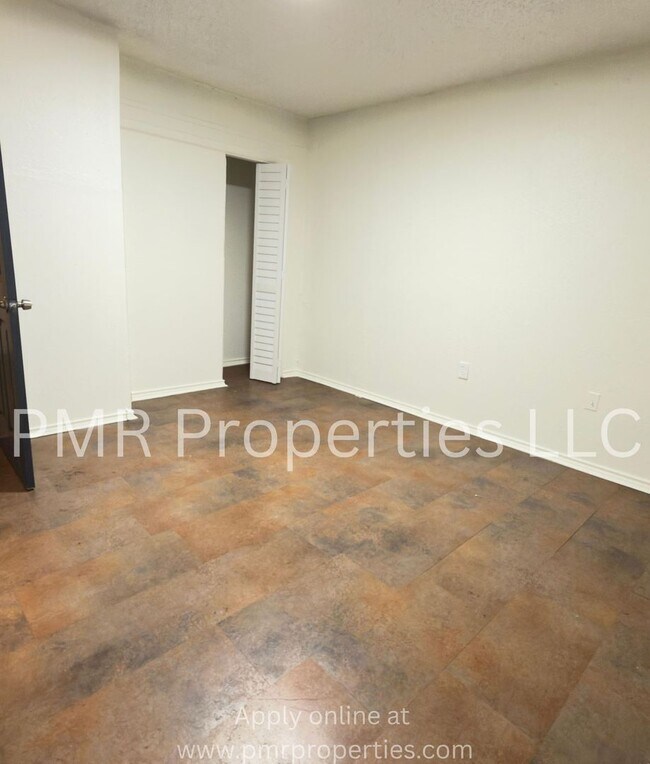 Building Photo - 4 Bedrooms / 1 Bathrooms House