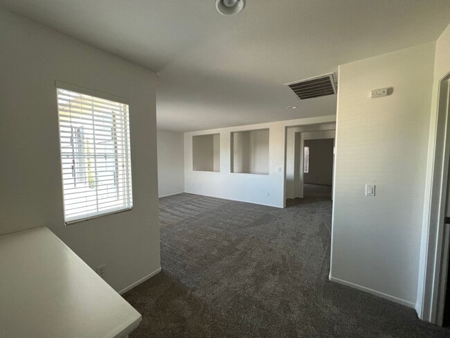 Building Photo - Beautiful home in central location of Victorville