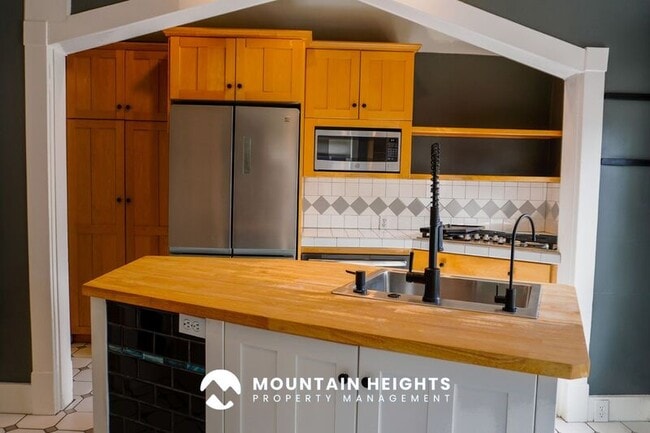 Building Photo - 235 Reed Ave N