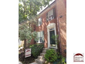 Building Photo - Luxury Townhome!