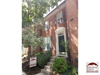 Building Photo - Luxury Townhome!