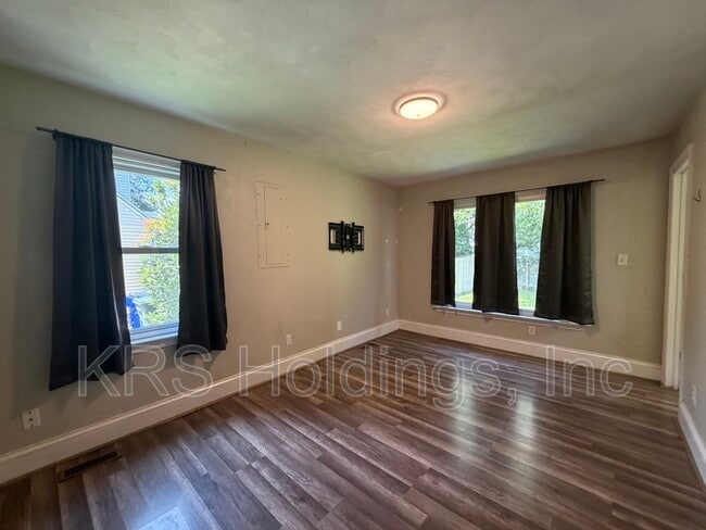 Building Photo - 606 E Bayview Blvd