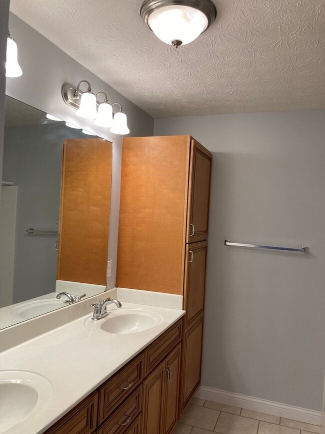 Building Photo - 141 Twin Lakes Dr